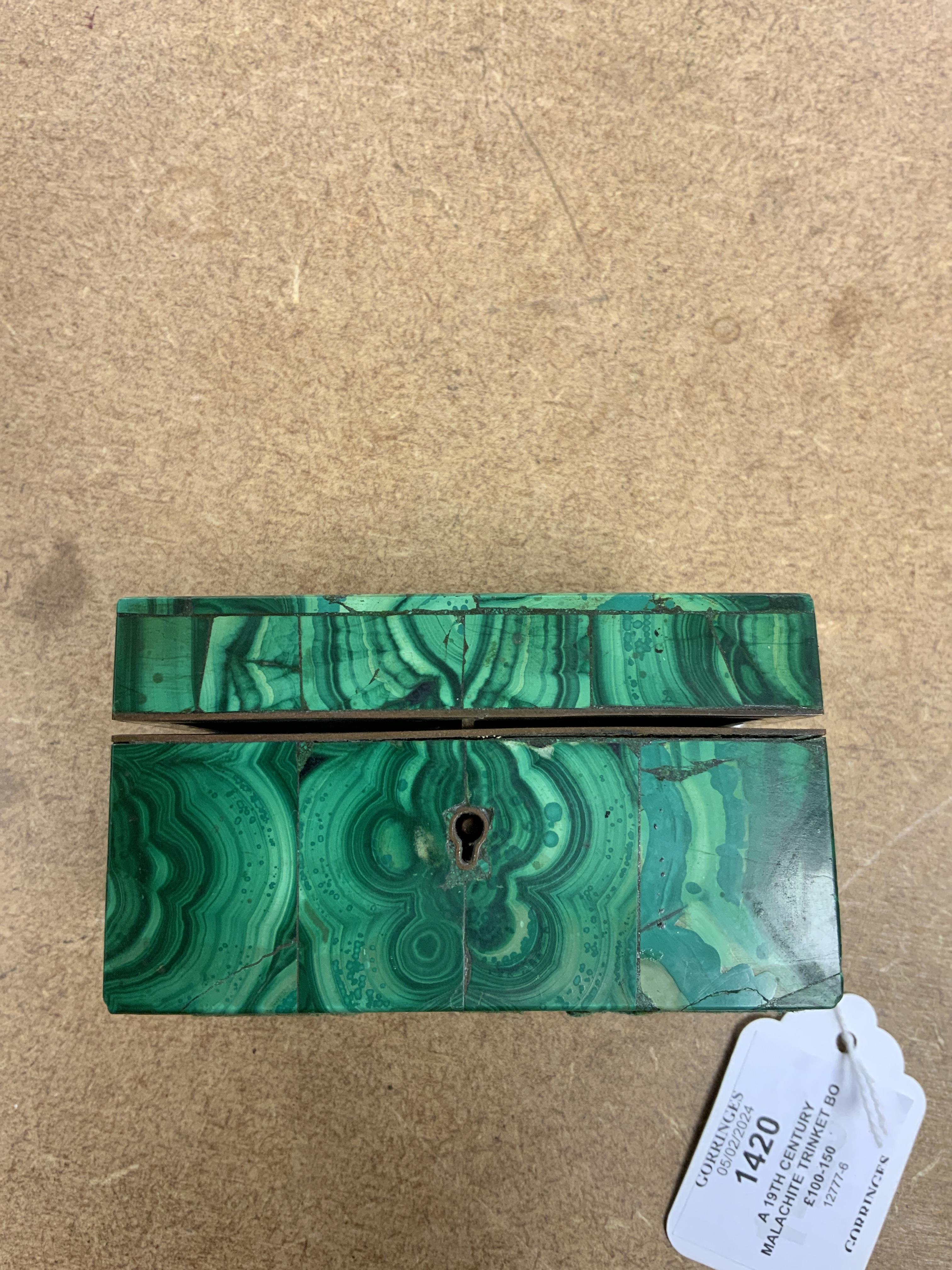 A 19th century malachite trinket box, 9.5cm wide, 5.5cm high, 6.4cm deep